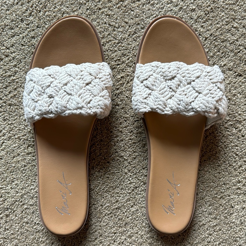 Mari A. Woman’s Size 8.5 Slides